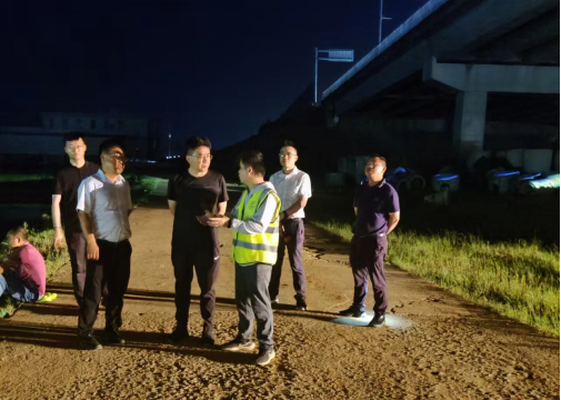 抗洪抢险报导-迎“汛”而上，，，，，，，奔赴前线 -320.png
